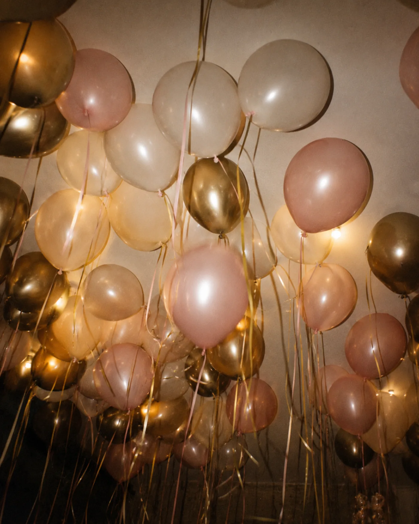 Globos en el techo en una fiesta de quince años