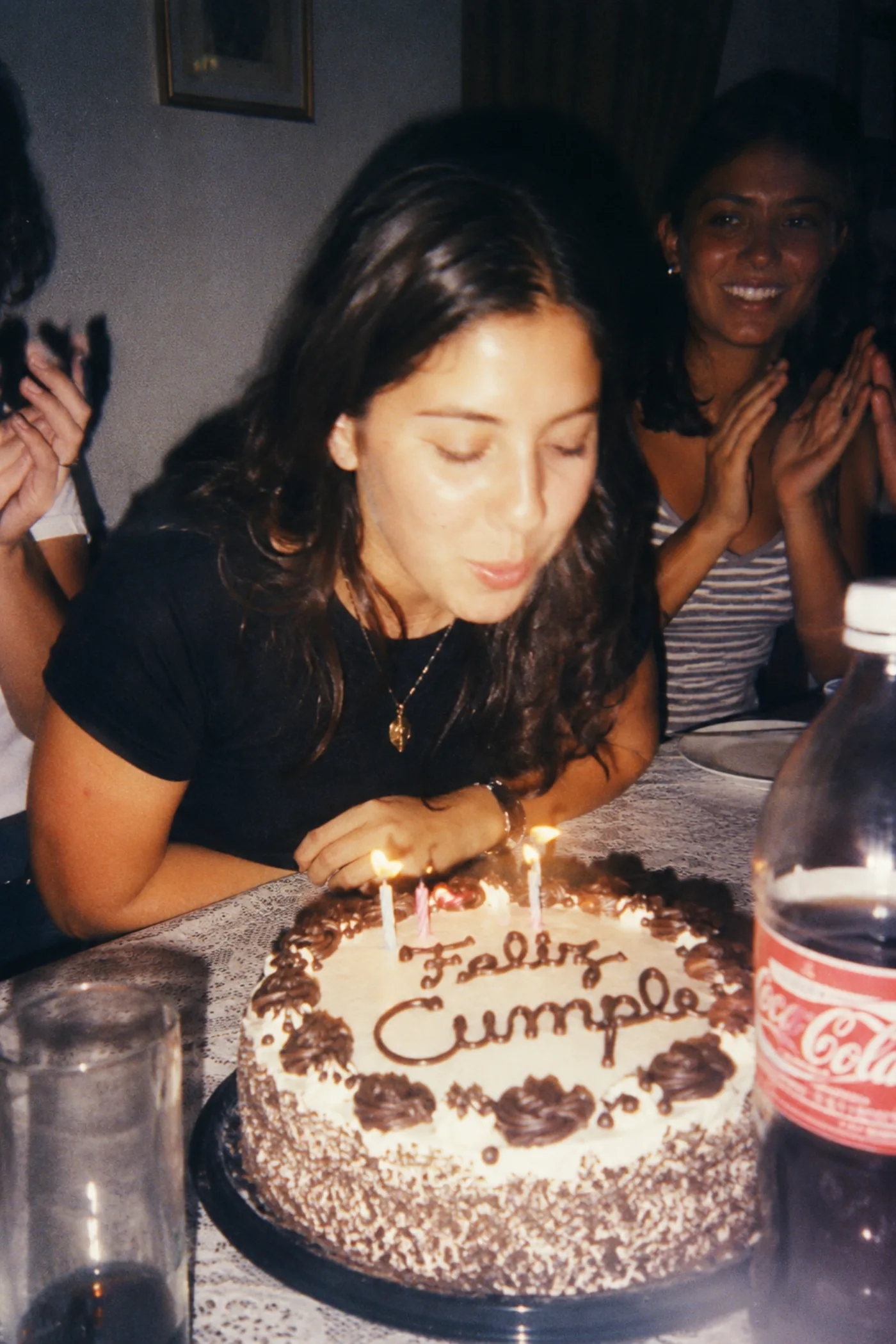 Soplando las velas del pastel en una fiesta