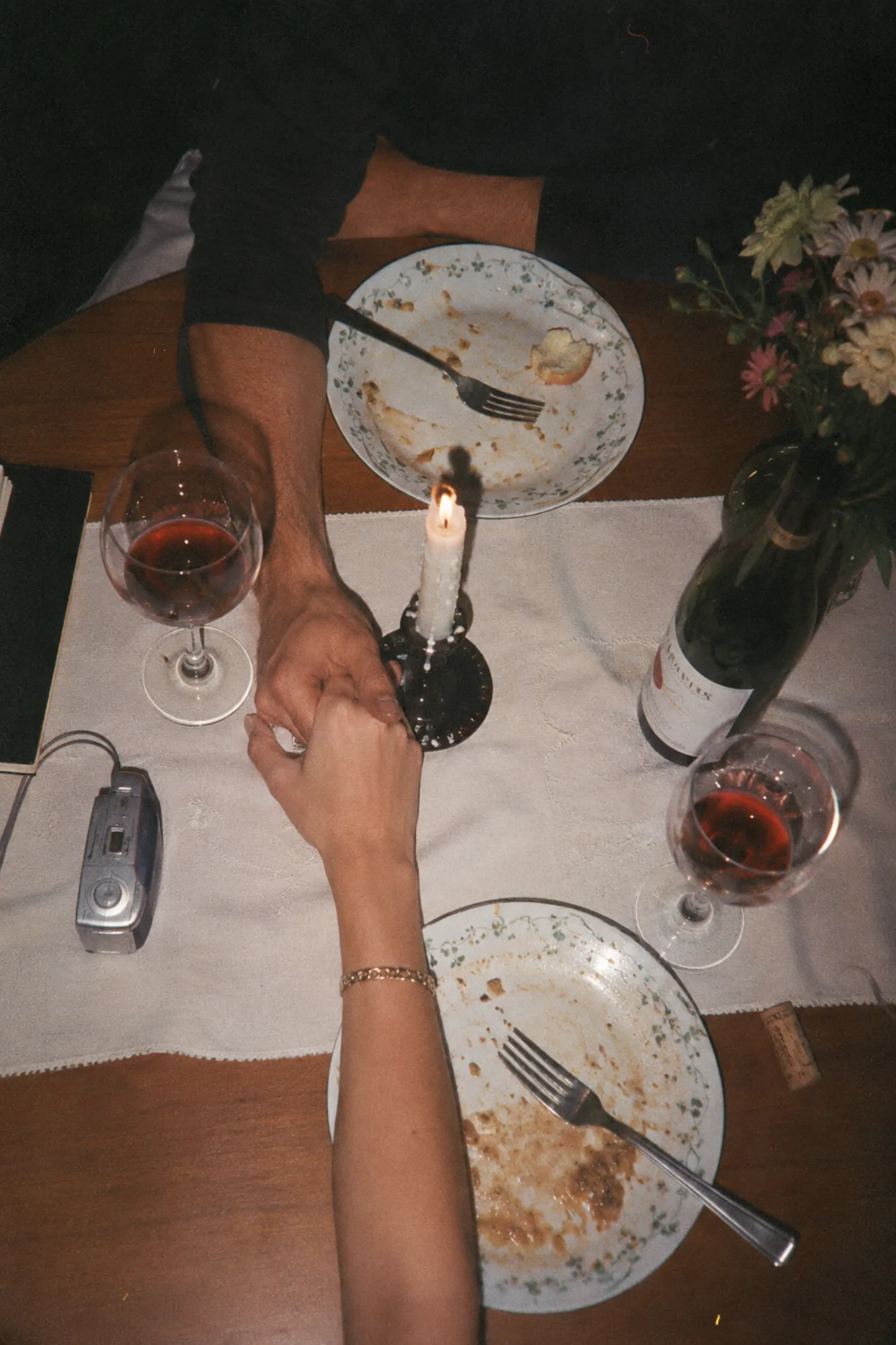 Vista cenital de una mesa de cena servida en una recepción de boda
